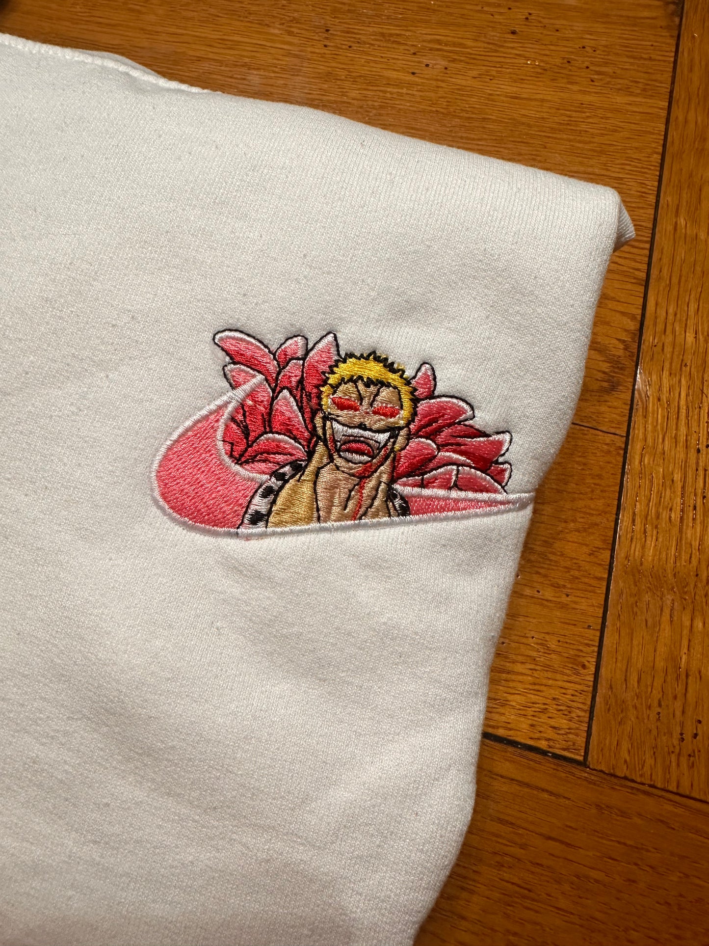 Tee-shirt avec broderie personnalisée logo