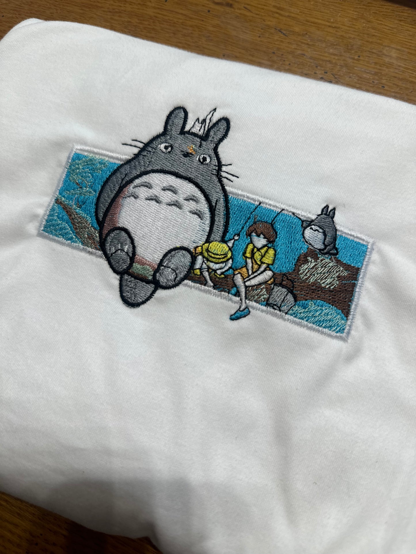 Tee-shirt avec broderie personnalisée logo