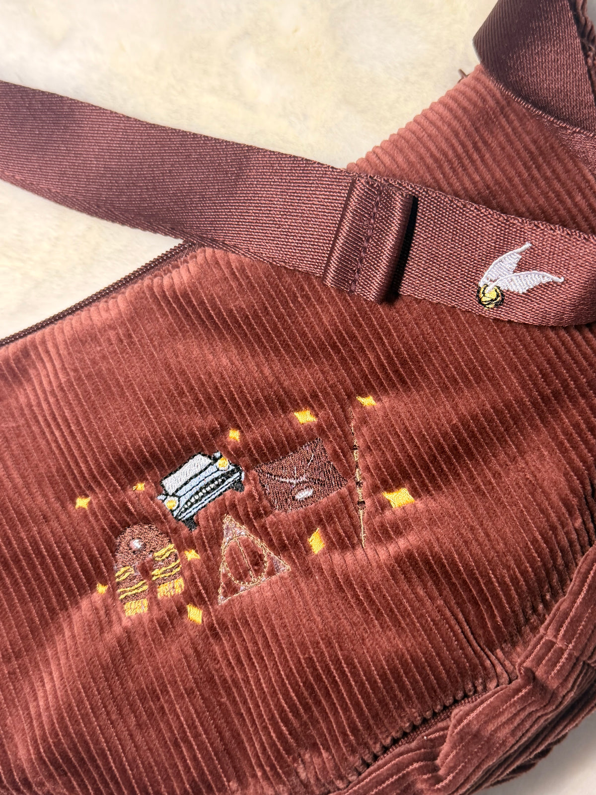 Sac banane brodé en velours côtelé inspiration univers sorcier