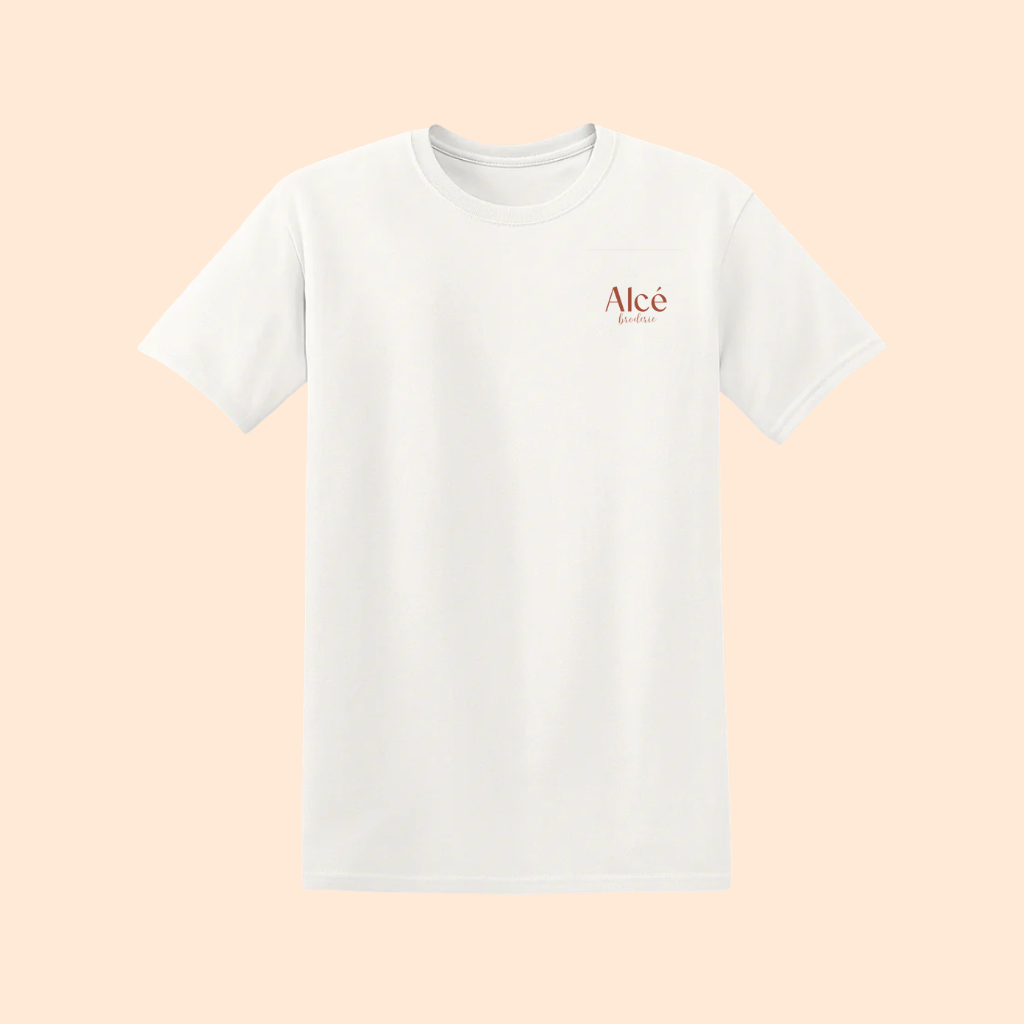 Tee-shirt avec broderie personnalisée logo