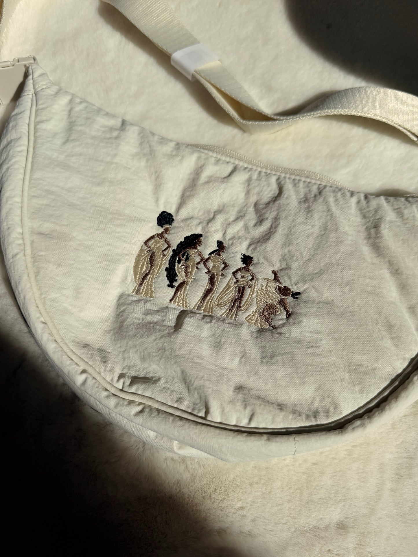 Sac banane brodé beige muses hercule