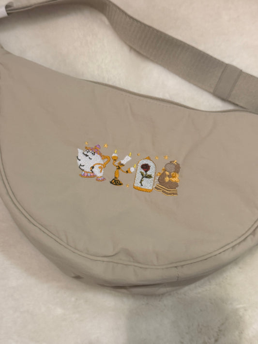 Sac banane brodée la belle et la bête