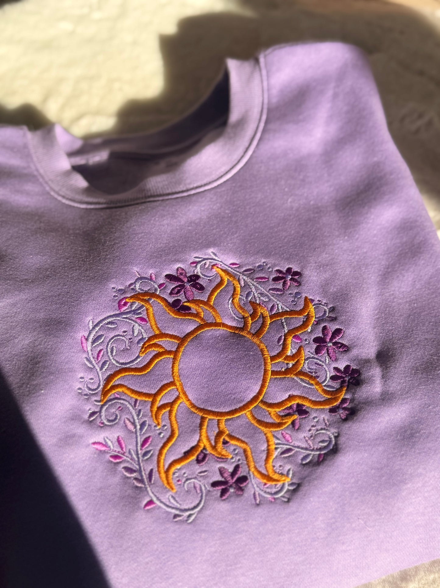 Sweat-shirt brodé soleil Raiponce