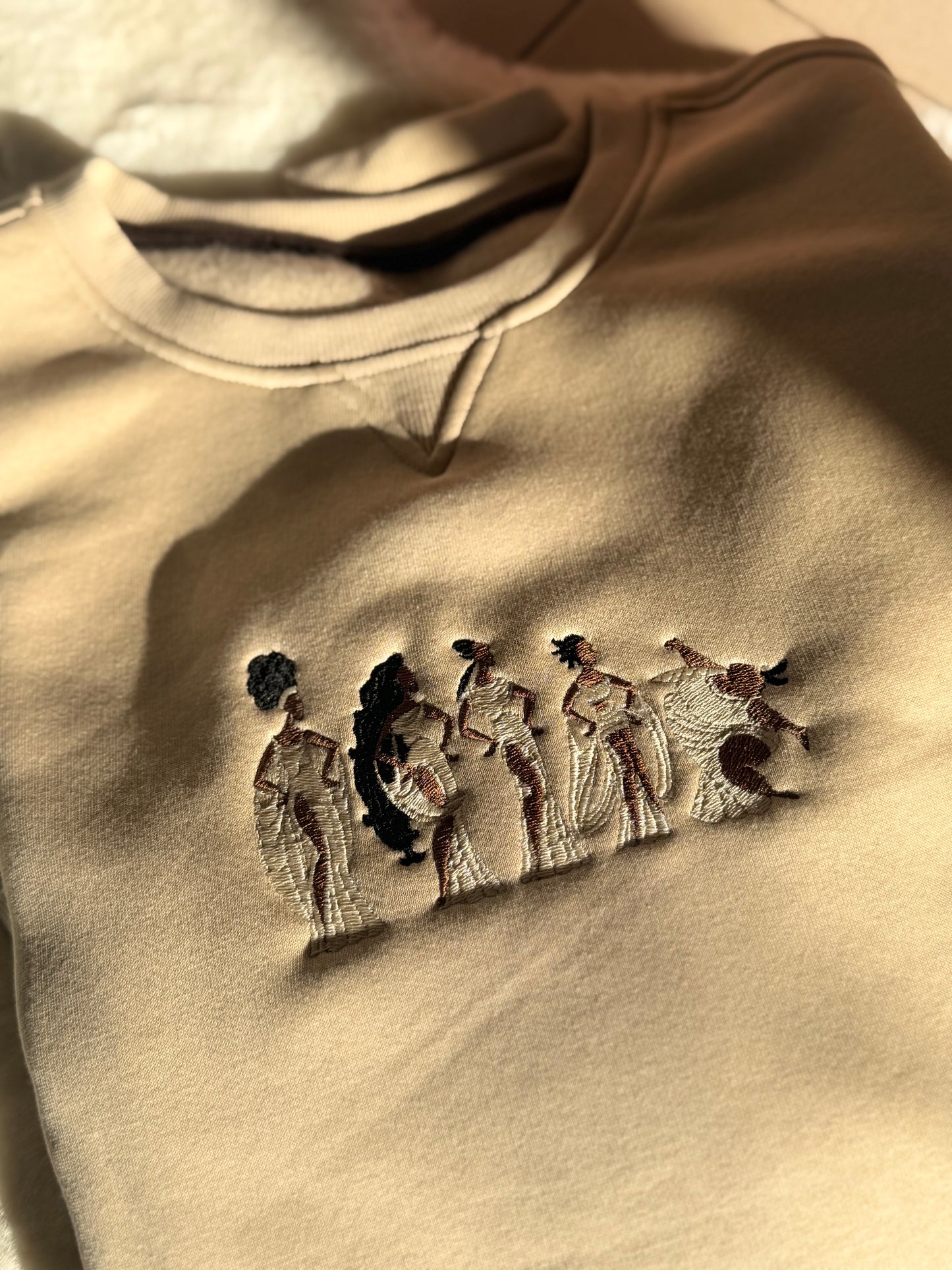 Sweat-shirt brodé beige Muses hercule