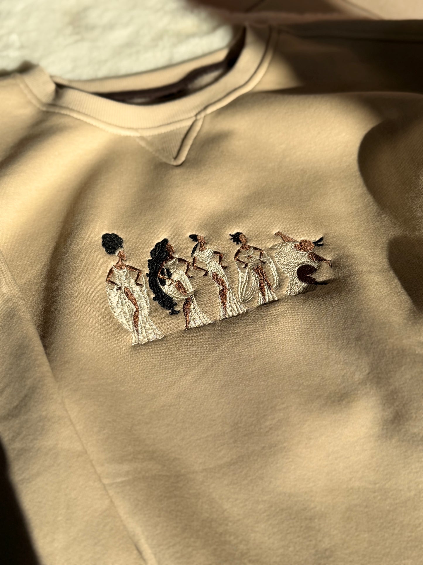 Sweat-shirt brodé beige Muses hercule