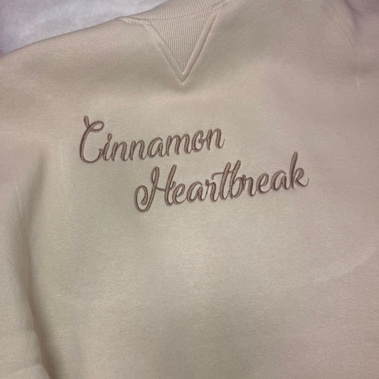 Sweat-shirt brodé Cinnamon Heartbreak