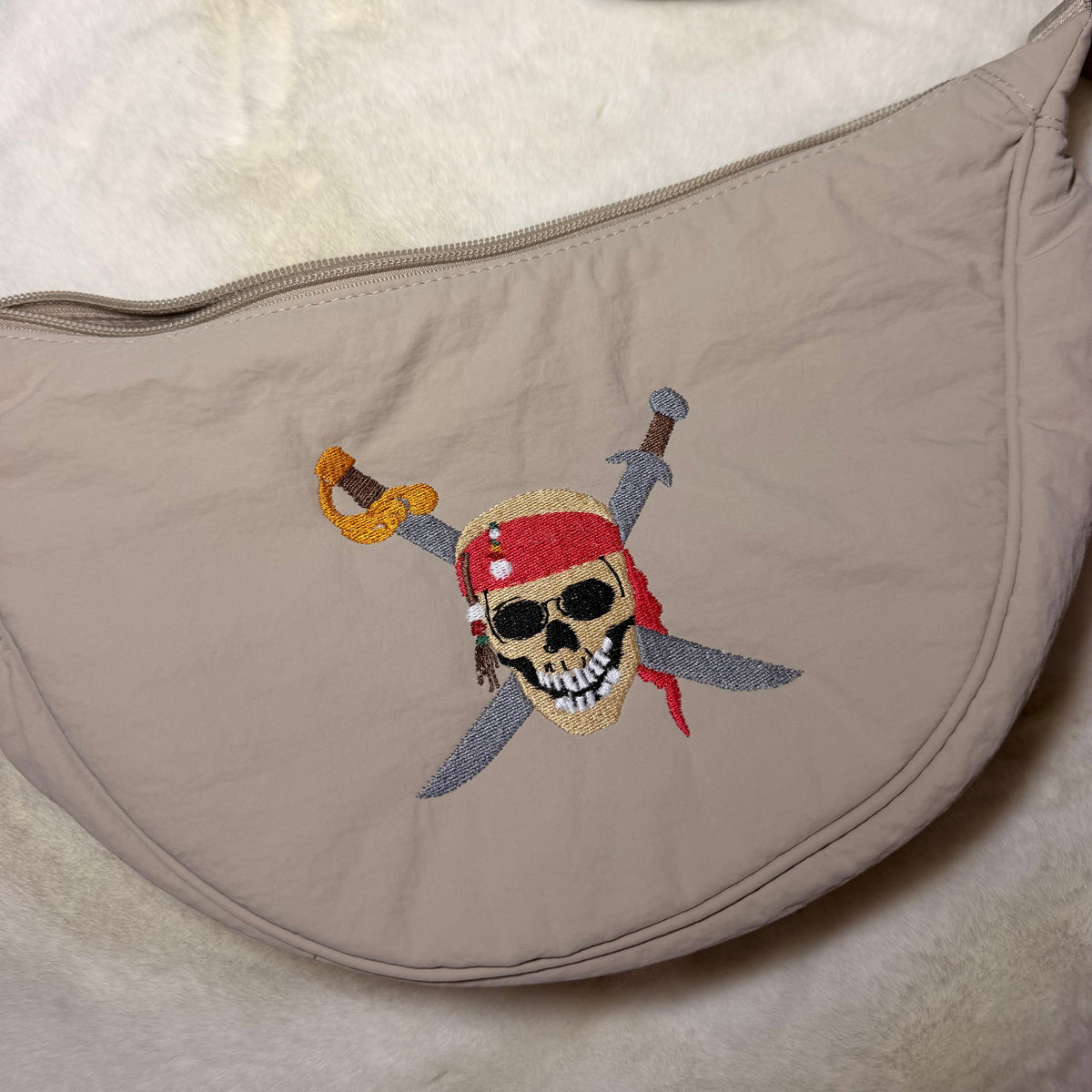 Sac banane brodé pirate des Caraïbes